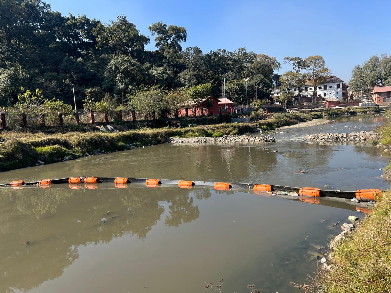 बागमती नदीमा तैरिने फोहोर पदार्थहरू संकलन गर्न ‘ट्रास बेरियर’