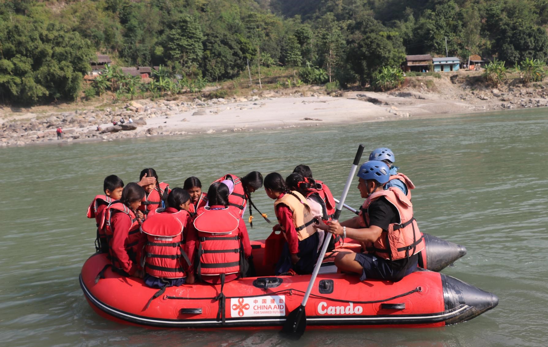 बाढीले पुल बगाएपछि विद्यालय पुग्न ‘रबरबोट’ को भर