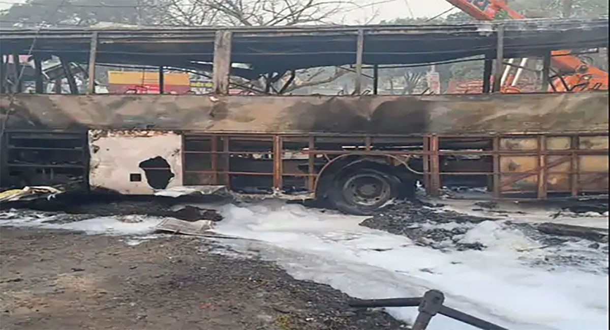 नेपाली चढेको बस भारतमा ट्रकसँग बोक्किएर आगलागी, को–को परे ? (सूचीसहित)