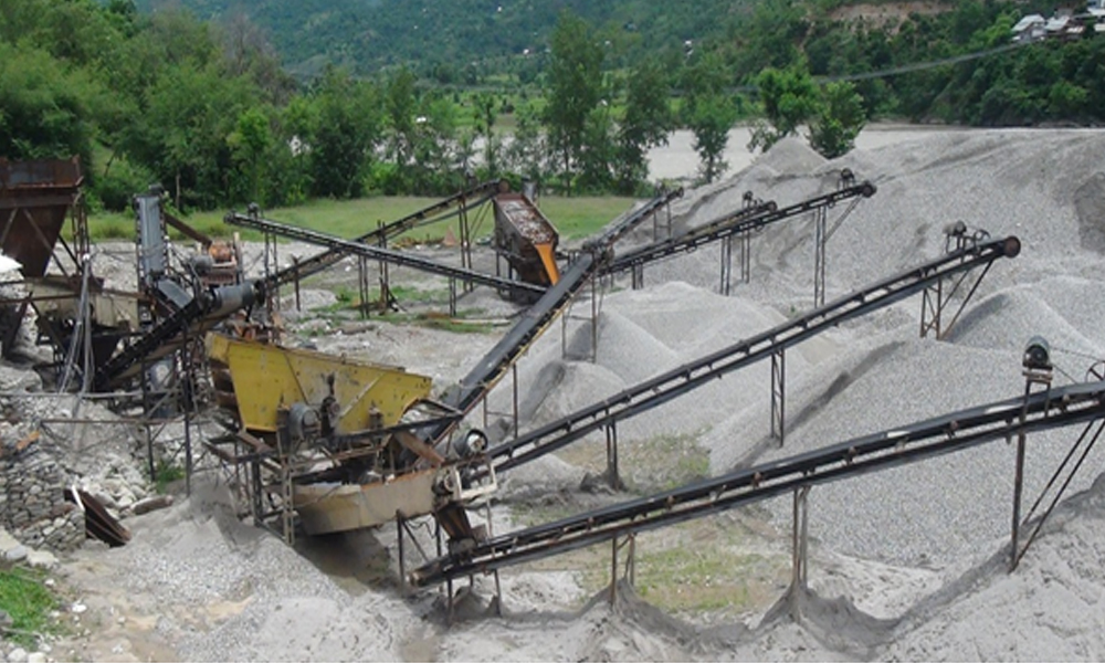 अरुण नदीमा रहेको अवैध क्रसर उद्योग सञ्चालनमा रोक