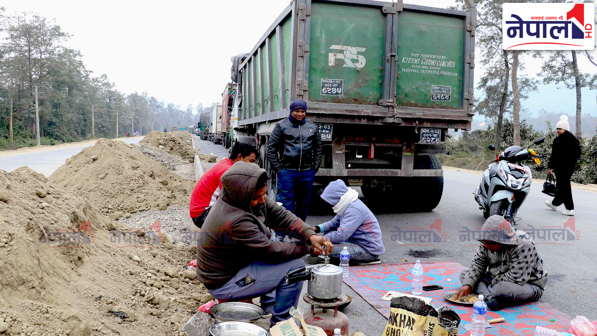 शितलहरले दाउन्नेमा राजमार्ग अवरुद्ध, यात्रुहरुको सडकमै बास {तस्वीरहरु}