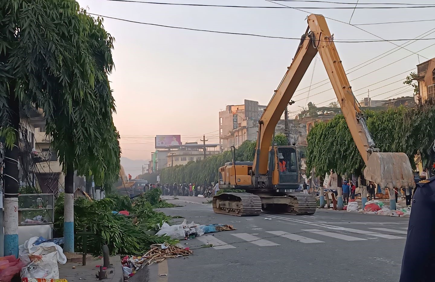 हेटौँडाको मुख्य सडक विस्तार : भग्नावशेष हटाउन जुटे स्थानीय र व्यवसायी