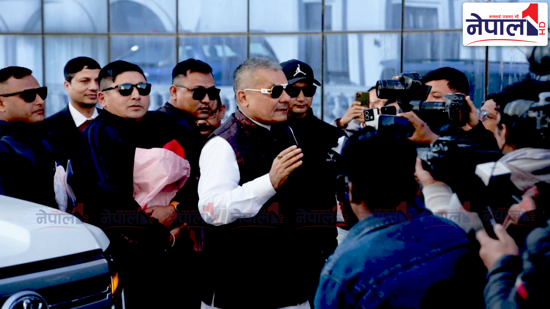 प्रधानमन्त्रीसँग वार्ता गर्न सिंहदरबार पुगे दुर्गा प्रसाई {तस्वीरहरु}