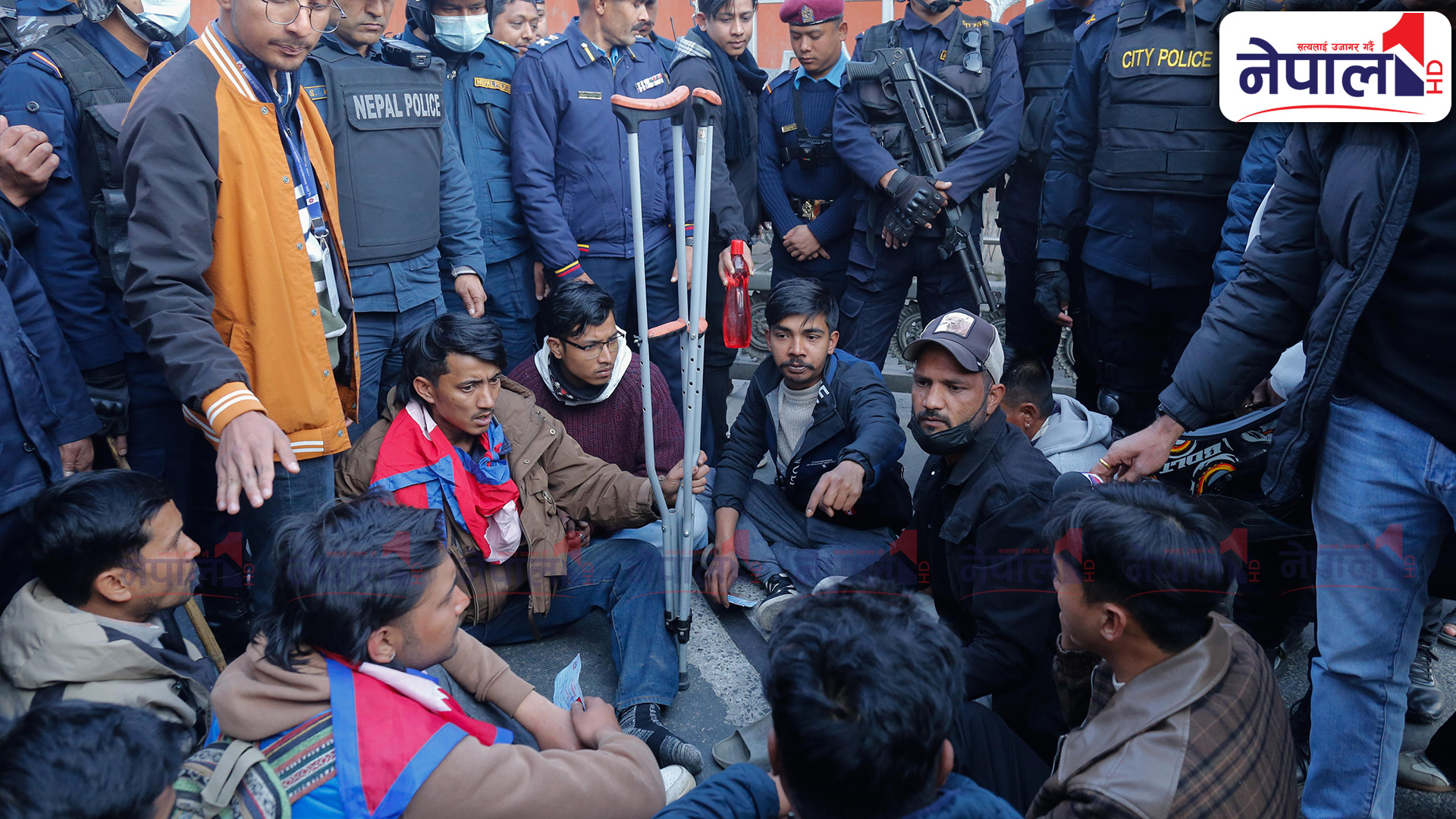 सिंहदरबारको पश्चिम गेटमा जेन-जी घाइतेको धर्ना (तस्बिरहरू)
