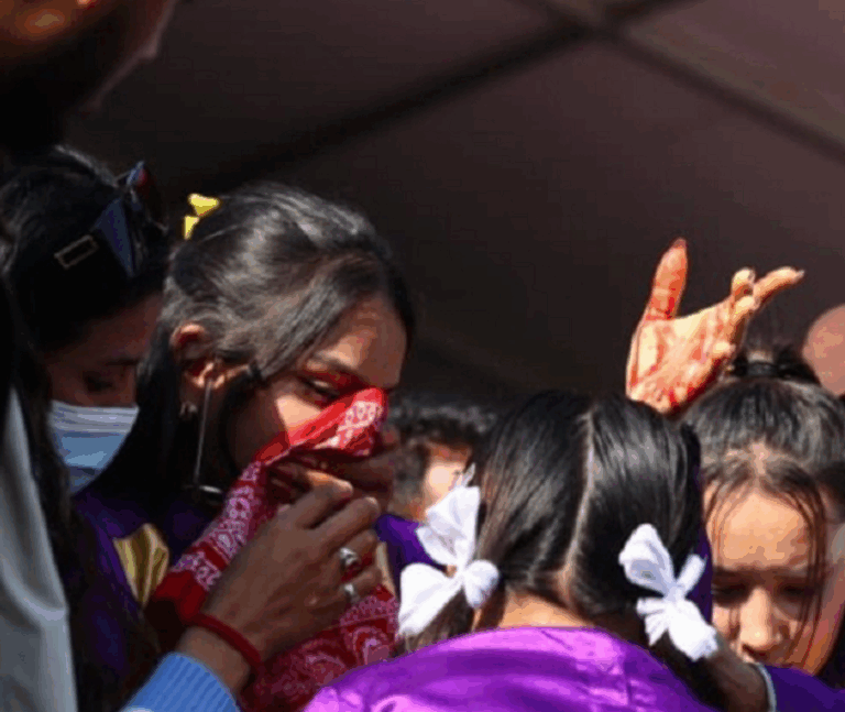 कुशल मल्लले छक्का हानेको बलले लागेर चियर लिडर घाइते