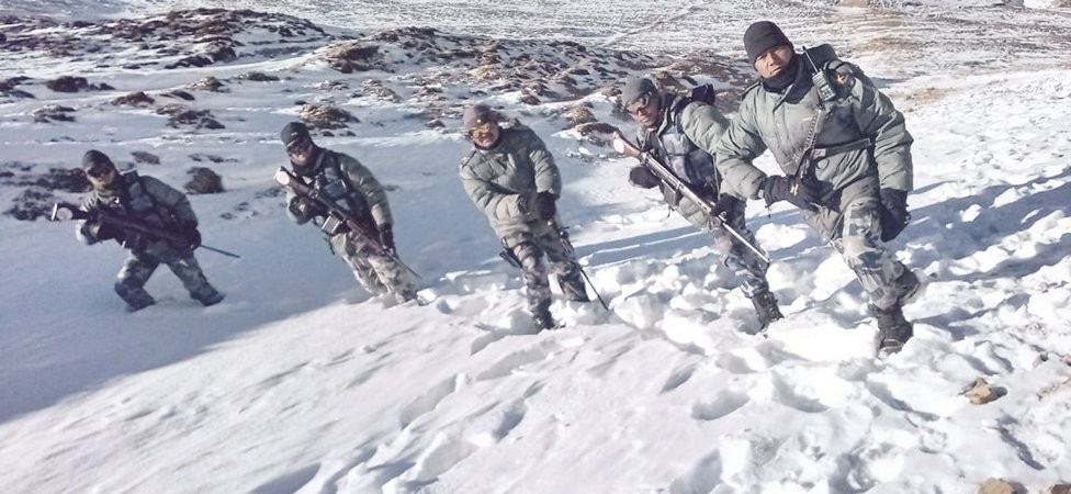 नेपाल–चीन उत्तरी कोरलानाकास्थित हिउँमै संयुक्त सुरक्षा गस्ती