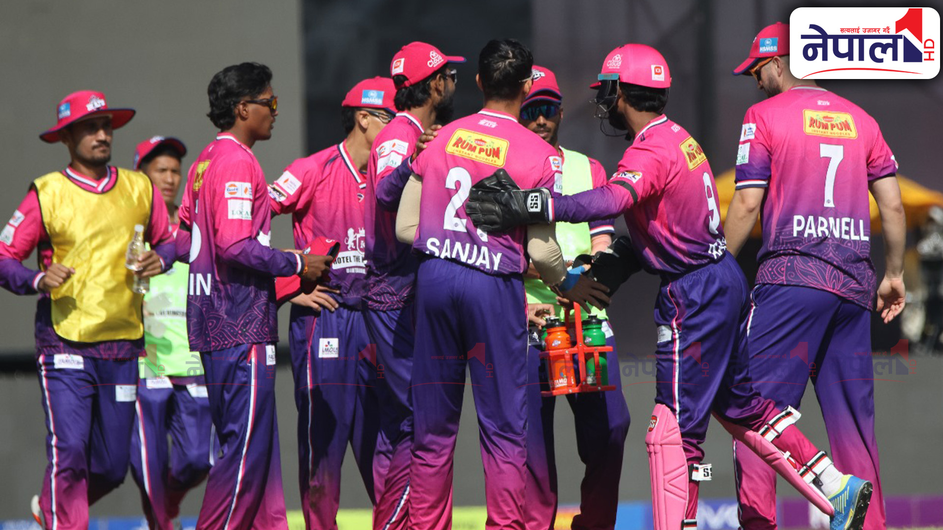 जनकपुर बोल्ट्सका खेलाडी कालो पट्टी बाँधेर मैदानमा