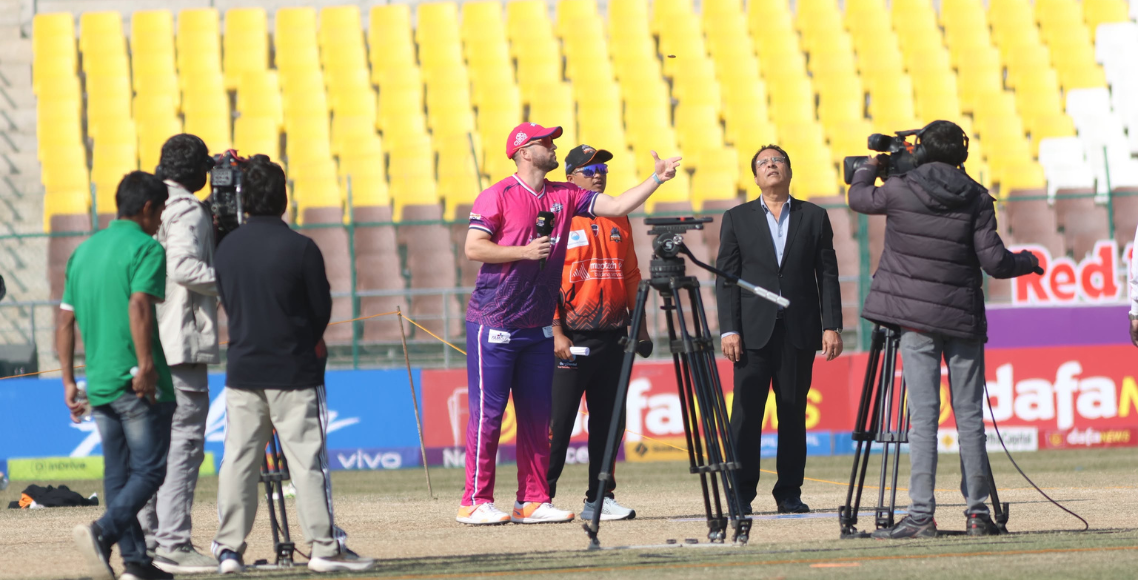 जनकपुरविरुद्ध चितवनले ब्याटिङ गर्दै, दुवै टोलीमा दुई खेलाडी परिवर्तन