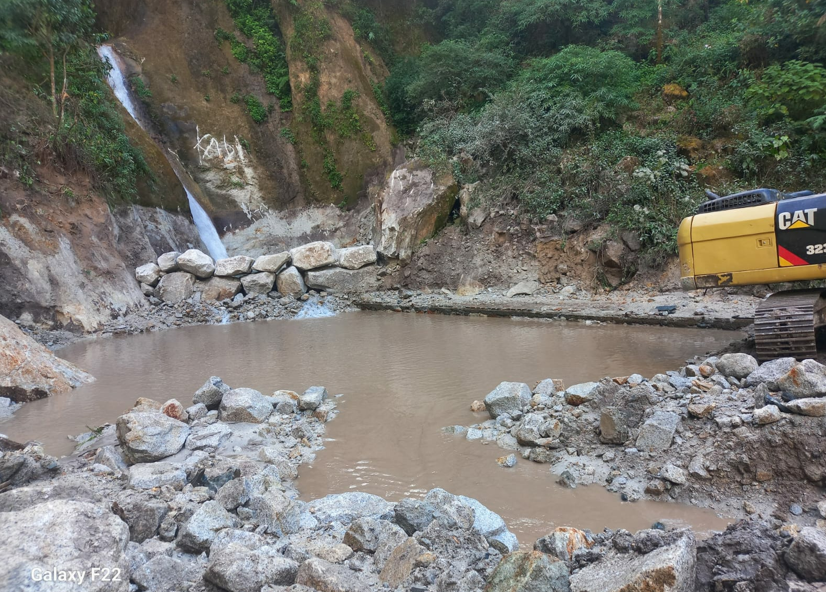 बाढीले क्षति पुर्याएको तीनतले झरनालाई पुरानै लयमा फर्काइँदै