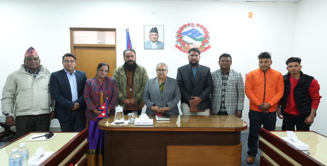 प्रधानमन्त्री भेट्न सिंहदरबार पुगे खगेन्द्र, मागे माफी