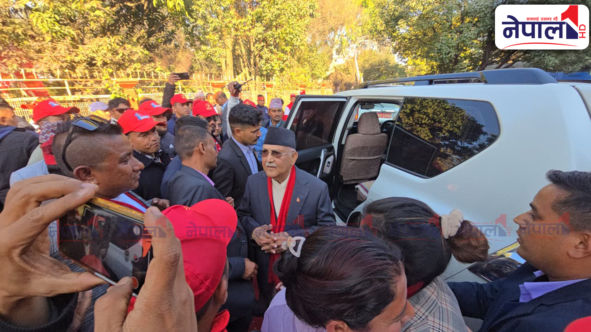 नेकपा एमाले ११ औं महाधिवेशन: मनोनयन दर्ता गरेर निस्किए ओली (तस्बिरहरु)