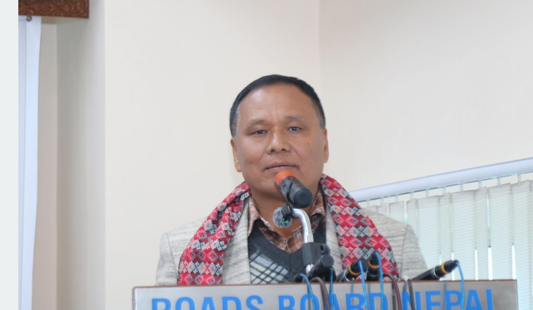 मन्त्री घिसिङको चेतावनी : सडक मर्मतमा ढिलाइ गरिए निर्माण व्यवसायीले ‘पेनाल्टी’ तिर्नुपर्ने हुन्छ