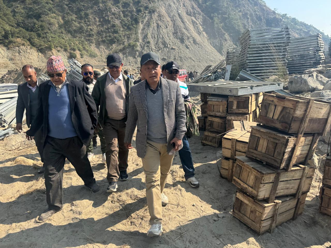 सिन्धुली र रामछाप जोड्ने खैरेनीघाटमा बेली ब्रिज जडान हुँदै