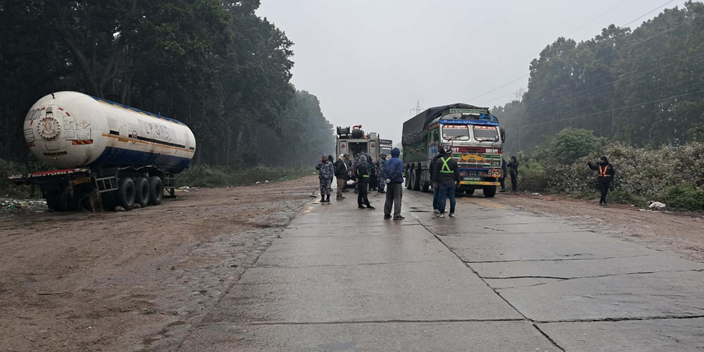 ग्यास बुलेट पल्टिँदा अवरुद्ध महेन्द्र राजमार्ग २४ घण्टापछि सञ्चालन