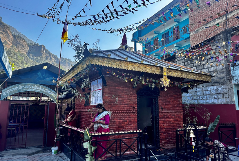 एक सय वर्ष पुरानो बेनीको गणेश मन्दिरमा पित्तलको छानो राखेर पुनर्निर्माण