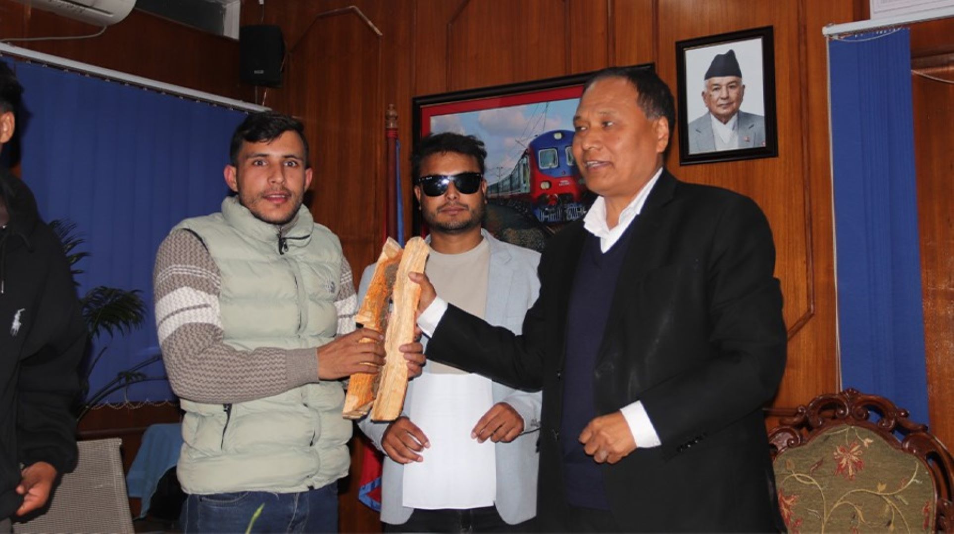 विद्युत् माग्दै मुगुका युवाले ऊर्जामन्त्री घिसिङलाई दिए ‘दियालो’ उपहार