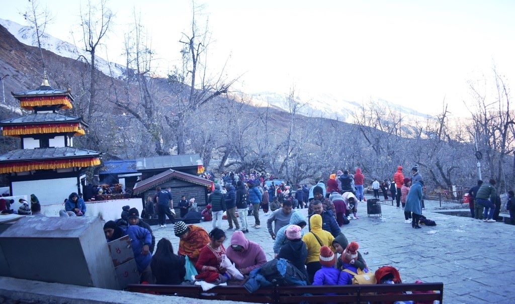 अत्यधिक चिसोमा पनि मुक्तिनाथ मन्दिरमा दर्शनार्थीको चहलपहल