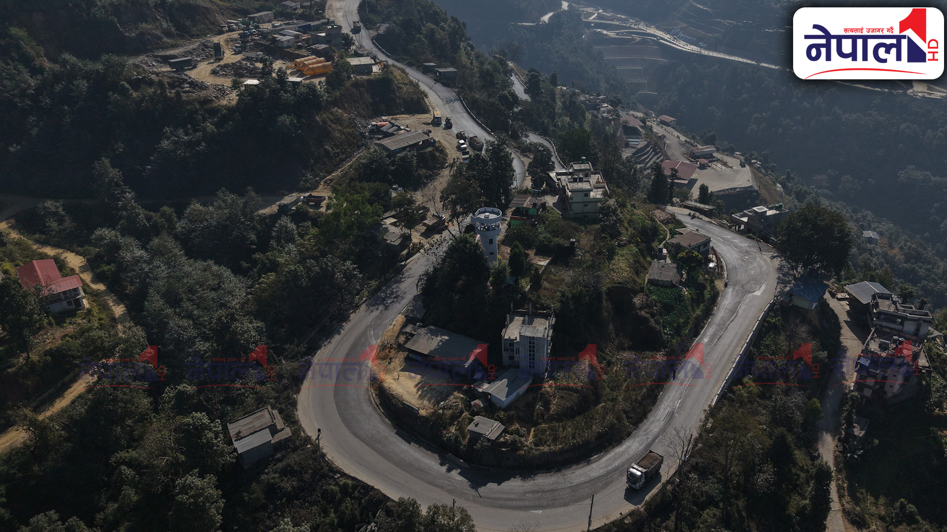 नागढुङ्गा नौबिसे सडक बन्द गरी स्तरोन्नतिको काम सुरु (तस्बिरहरू)