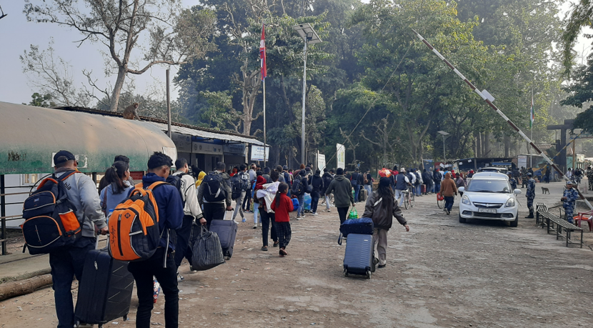 त्रिनगर नाकाबाट रोजगारीका लागि भारततर्फ जानेको भीड