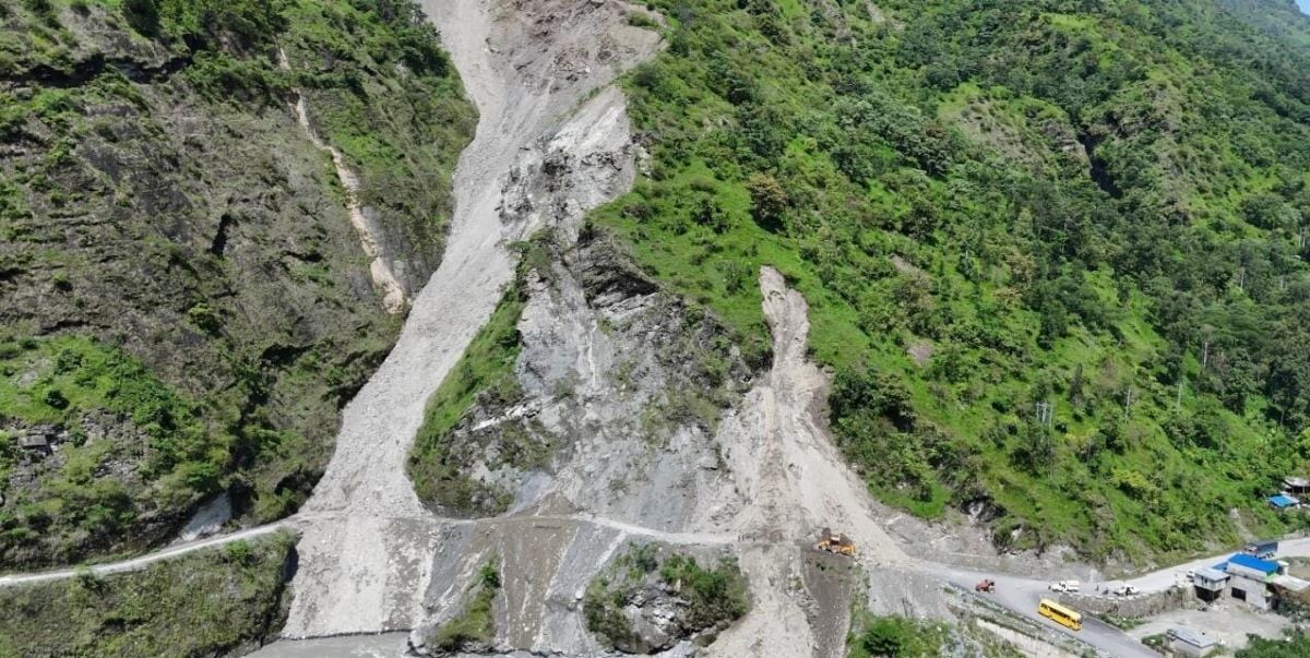 फापरखेतको पहिरोको विकल्पमा बेलिब्रिज बनाउने योजना अन्योलमा