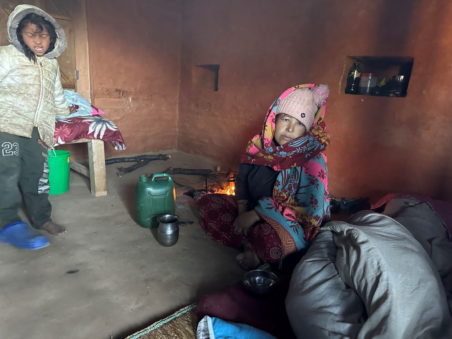 गर्भवतीलाई ‘स्ट्रेचर’मा लैजानुपर्छ, बोक्ने पुरुष पाइन्न