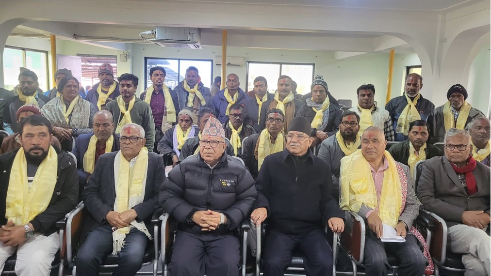 अरु दलका चार दर्जन नेता प्रचण्डतिर