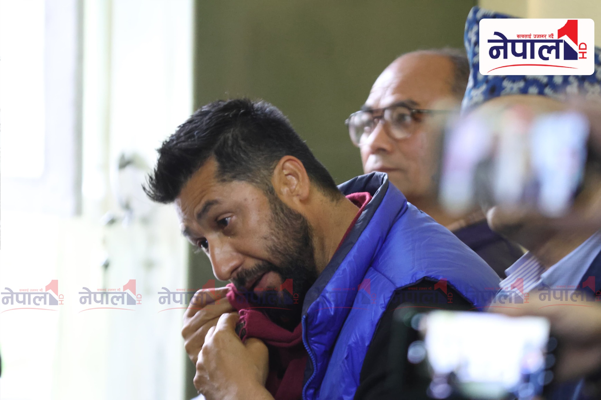 शहिद परिवार भेट्दा रविले खसाए आंशु (तस्बिरहरू)