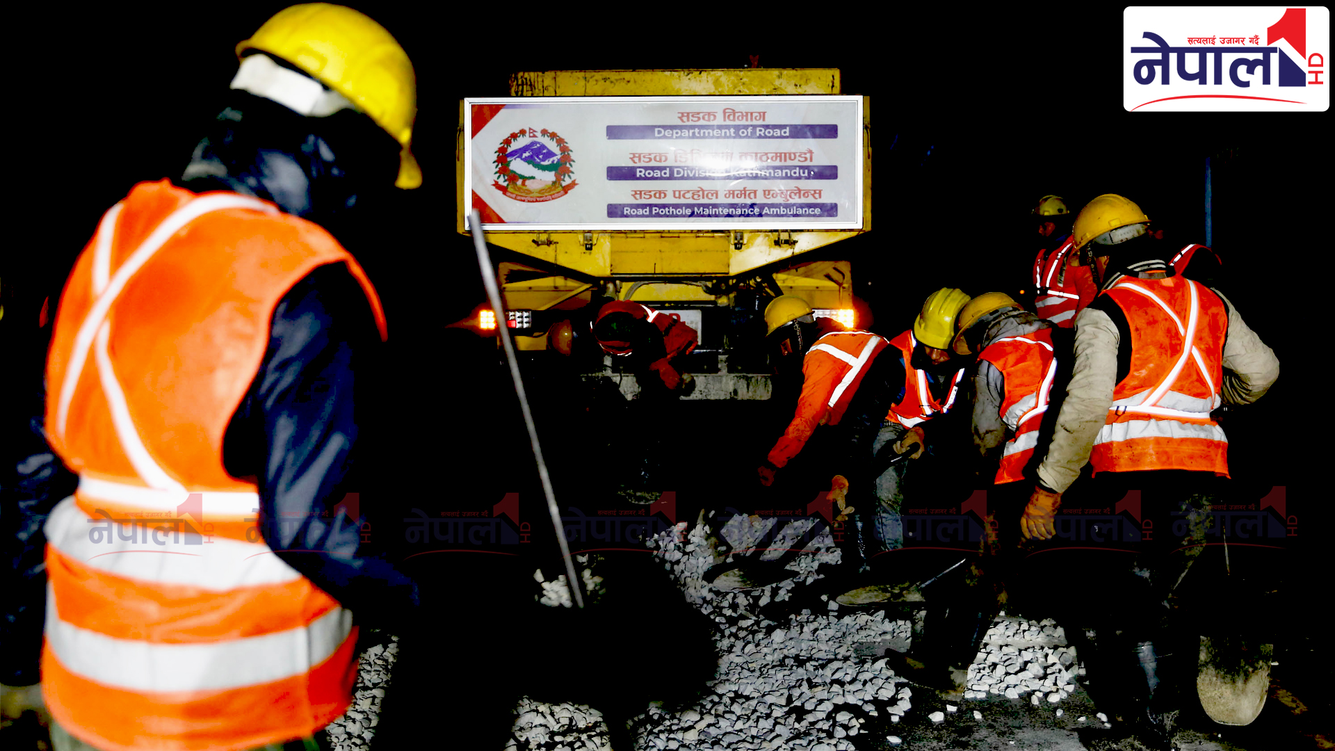 काठमाडौंमा सडकका खाल्डाखुल्डी पुर्न यसरी हुँदैछ २४ सै घण्टा काम (तस्वीरहरु)