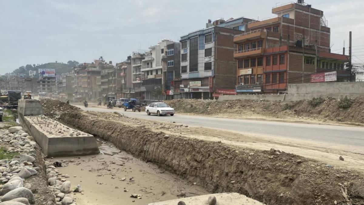 साँगा–धुलिखेल सडक : पुल बजार खण्डमा स्तरोन्नति सुरु