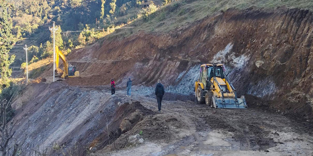 सालझण्डी–ढोरपाटन सडक : तीन पटक म्याद थप्दा ६० प्रतिशत काम
