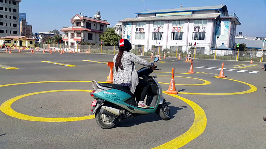 ट्रायल सेन्टरमा विचौलियाको काम गर्ने १४ जना पक्राउ, पास गराई दिने भन्दै १० हजारसम्म लिने गरेको खुलासा