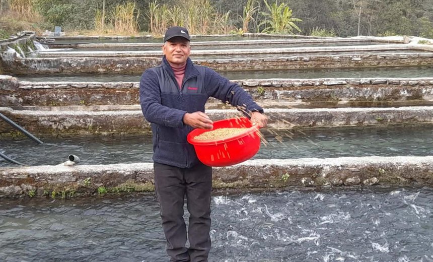 विकट गाउँमा रेन्बो ट्राउटपालन गर्दै पूर्वप्रहरी विकास, वार्षिक तीन करोडको कारोबार गर्दै