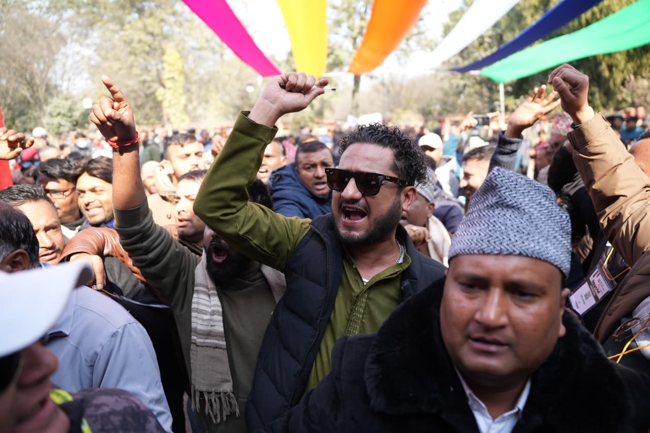 नयाँ नेतृत्व चयनको माग गर्दै भृकुटीमण्डपमा नाराबाजी