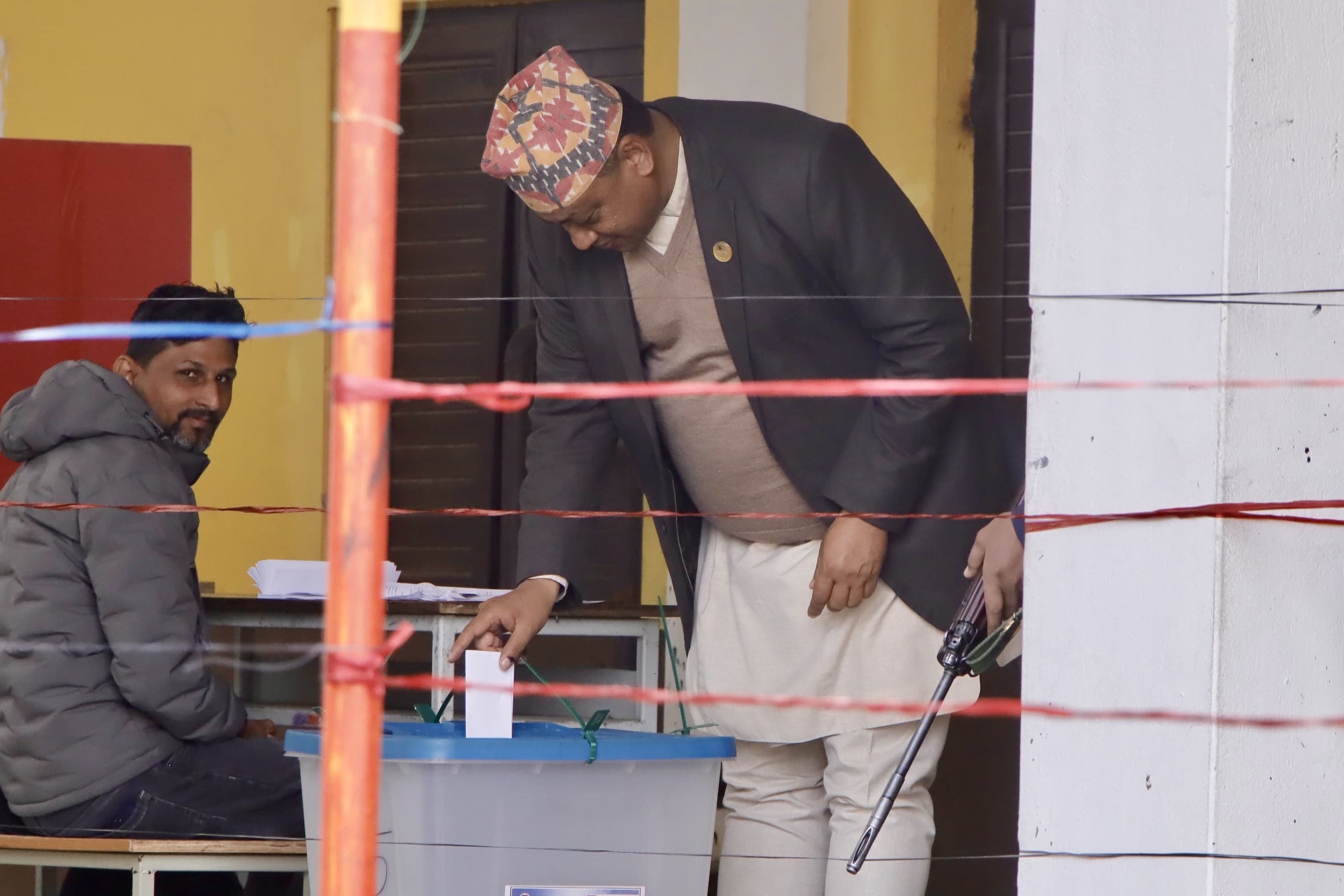 माननीय छान्न बागमतीमा मध्याह्नसम्म ७० प्रतिशत मतदान {तस्वीरहरु}