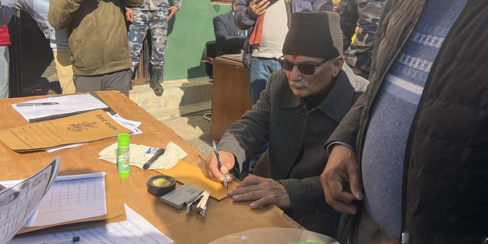 गोरखा–२ बाट बाबुराम भट्टराईले दर्ता गराए उम्मेदवारी