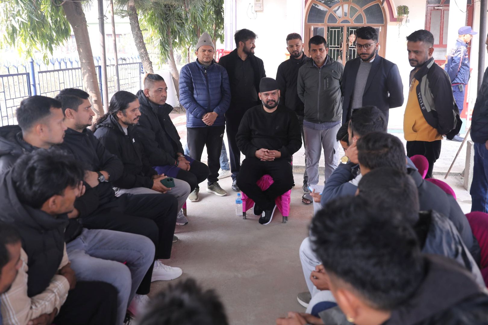 ओलीको गढमा बालेनको रणनीति : एमाले–कांग्रेसका नेता तान्दै, समूह–समूहमा भेटघाट