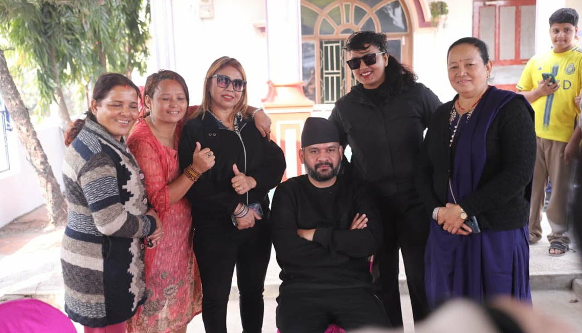 झापा–५ मा बालेन बिहानैदेखि घरदैलोमा व्यस्त {तस्वीरहरु}