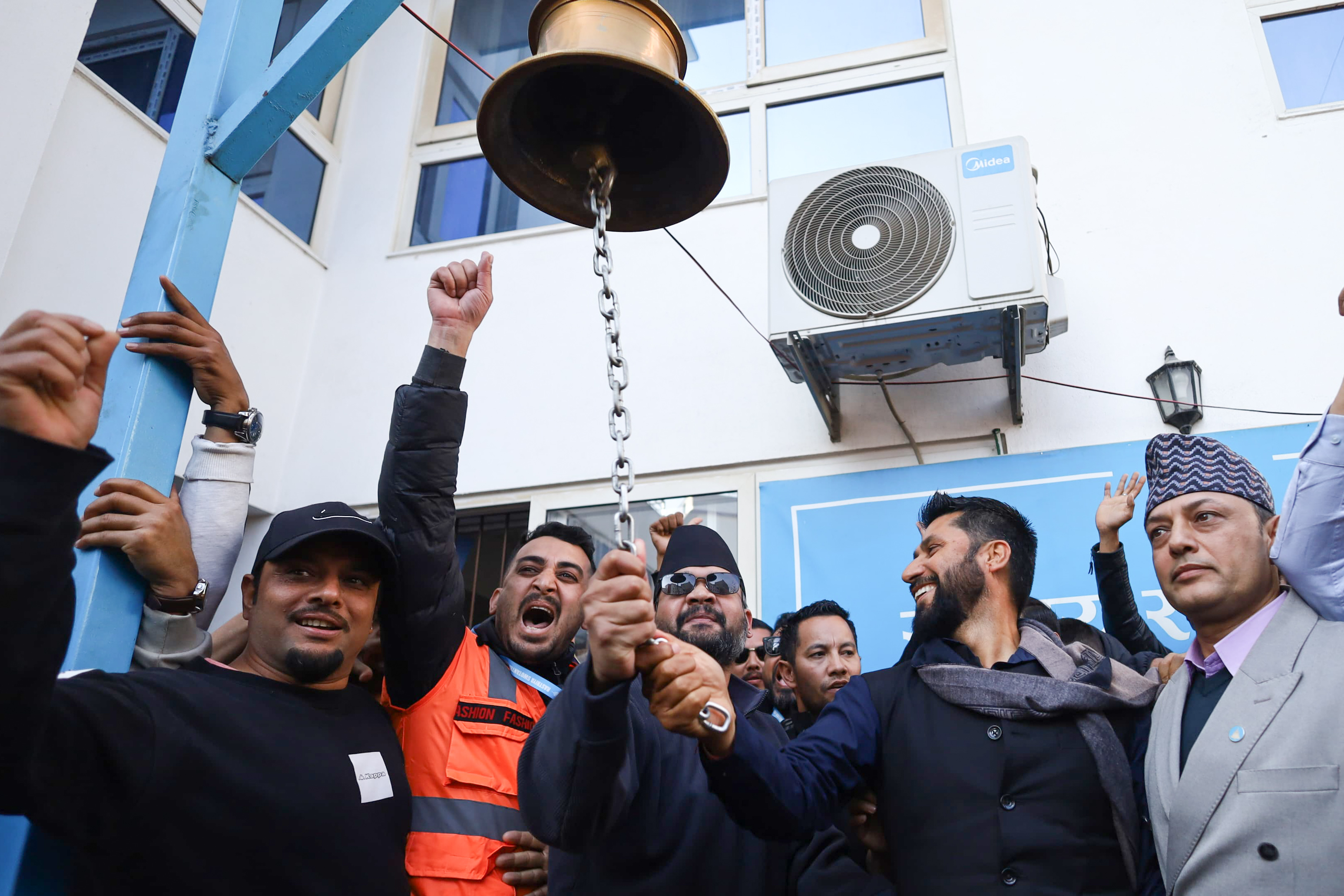 राजीनामा लगत्तै घण्टीघर पुगे बालेन : रविसँगै बजाए घण्टी, समर्थकको नाराबाजी