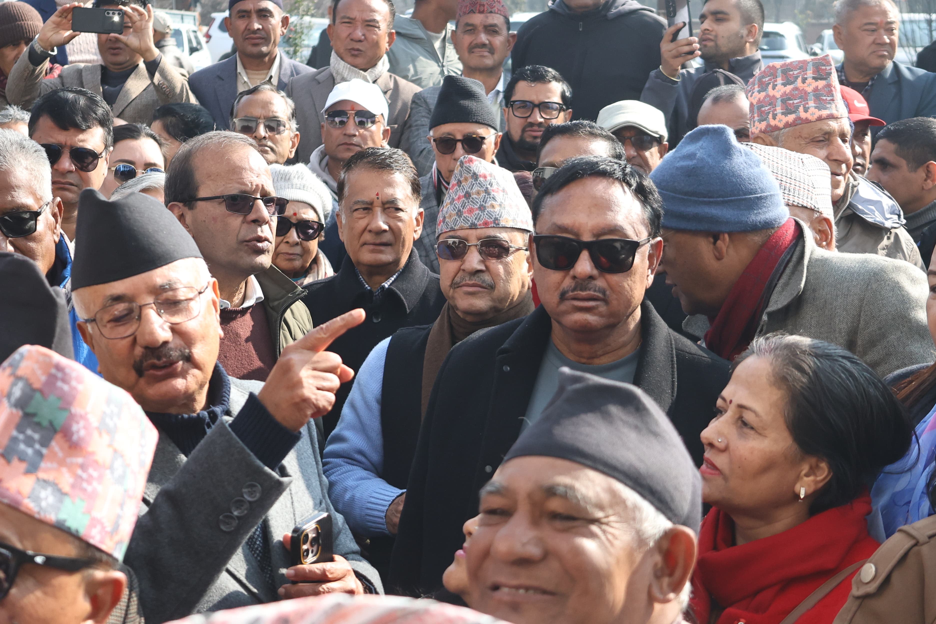 कांग्रेस आधिकारिकता विवाद : निर्वाचन आयोग पुगे देउवा पक्षमा नेता–कार्यकर्ता