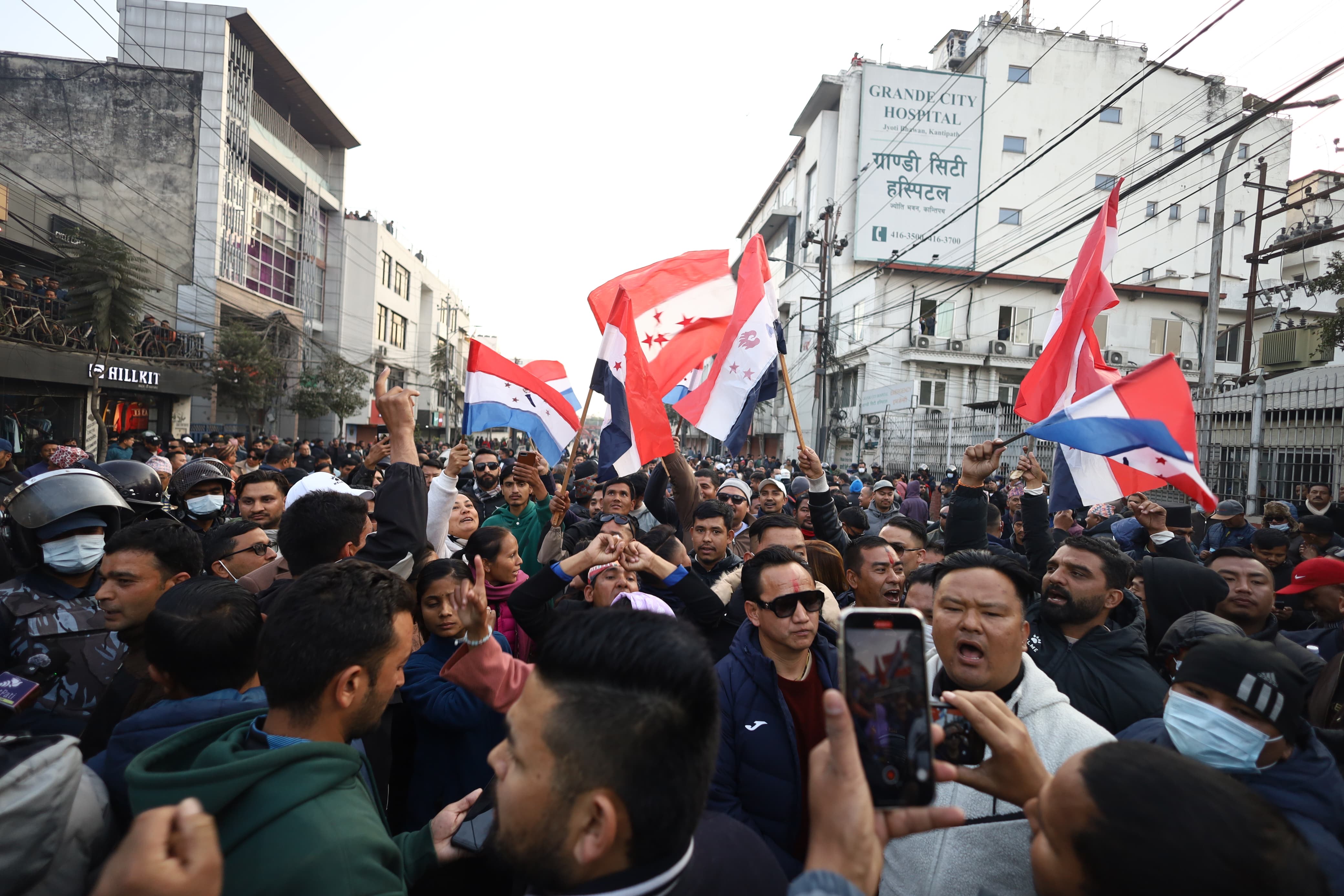 निर्वाचन आयोगमा देउवा र गगन पक्षधर कांग्रेसको नाराबाजी