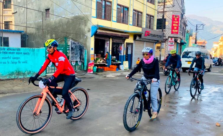 मध्यपहाडको साइकलयात्रामा क्यान्सर विजेतासहितको टोली