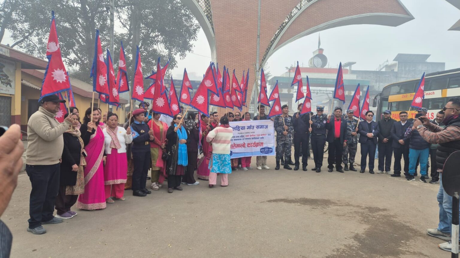 बेलहियानाका हुँदै नेपाल आउने पर्यटकलाई राष्ट्रिय झण्डाबाट स्वागत