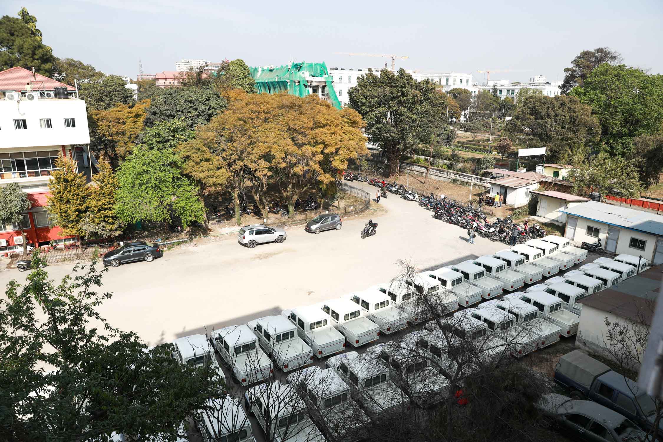 निर्वाचनका लागि भारतले उपहार दिएका गाडीहरु सिंहदरबार परिसरमा {तस्वीरहरु}