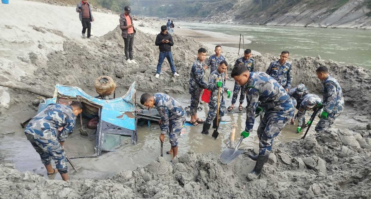 त्रिशूली किनारमा बालुवाले पुरिएको अवस्थामा भेटियो बस