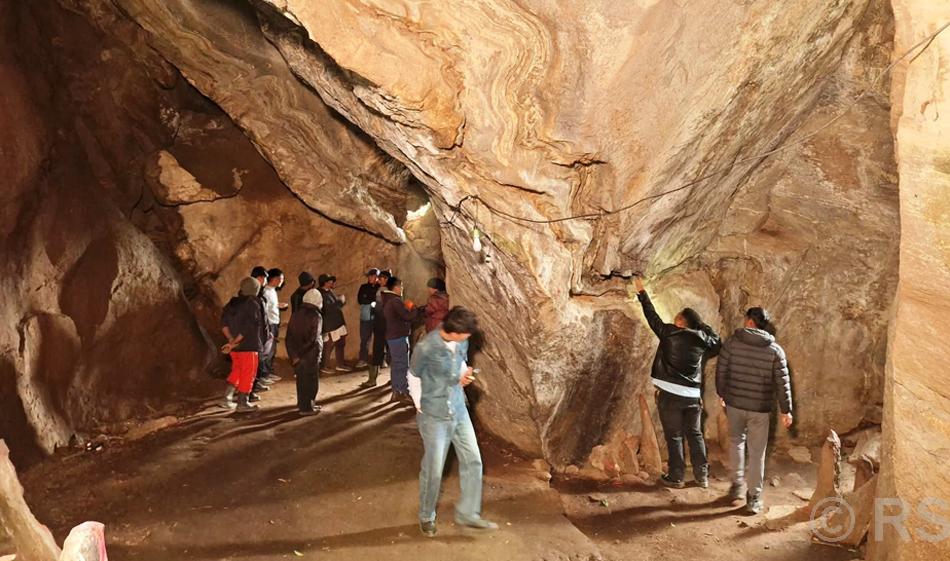 प्रचारप्रसारको अभावमा ओझेलमा परेको धन्नेश्वरी गुफाको जनश्रमदानमार्फत सरसफाइ