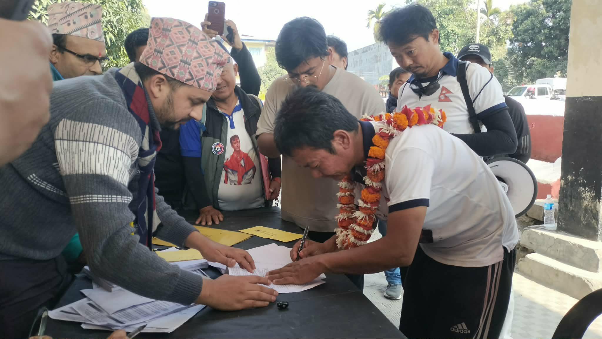 हर्क साम्पाङले गराए मनोनयन दर्ता