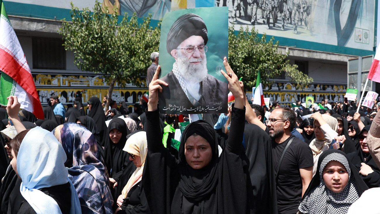 ‘अशान्त’ इरान : सडकमा राजतन्त्रको नारासहित विद्रोह, सत्तामा संकट