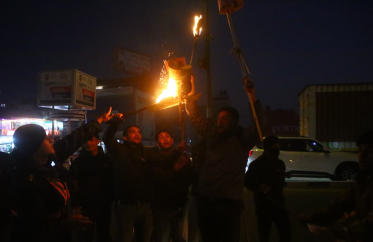 रवि लामिछानेविरुद्धको मुद्दा फिर्ता लिएको विरोधमा नेपाल विद्यार्थी संघले निकाल्यो मसाल जुलुस