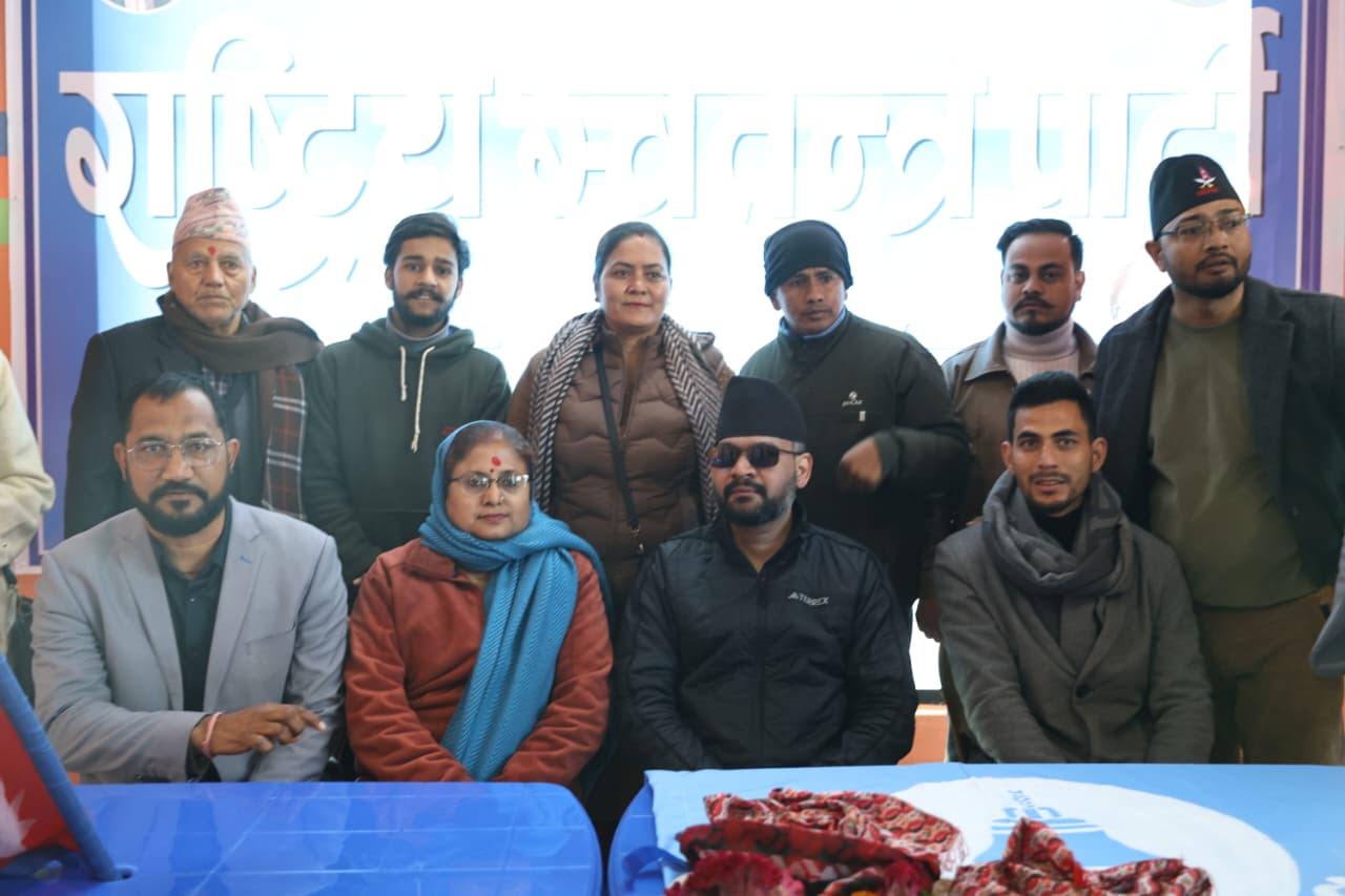 टिकापुरस्थित रास्वपा सम्पर्क कार्यालयमा उम्मेदवार कोलम ज्ञवालीसँग बालेन