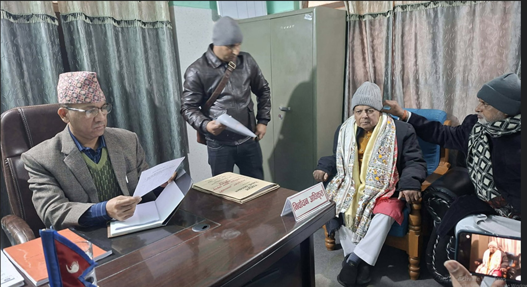 जनकपुर पुगेर महन्थ ठाकुरले गरे उम्मेदवारी दर्ता